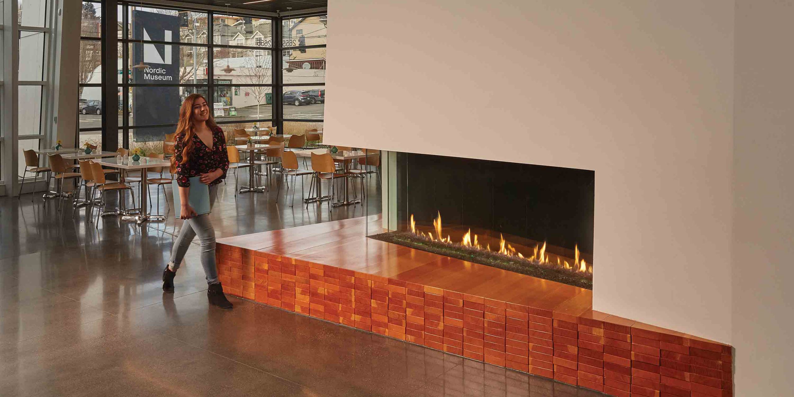 The DaVinci Collection Corner Linear Gas Fireplace